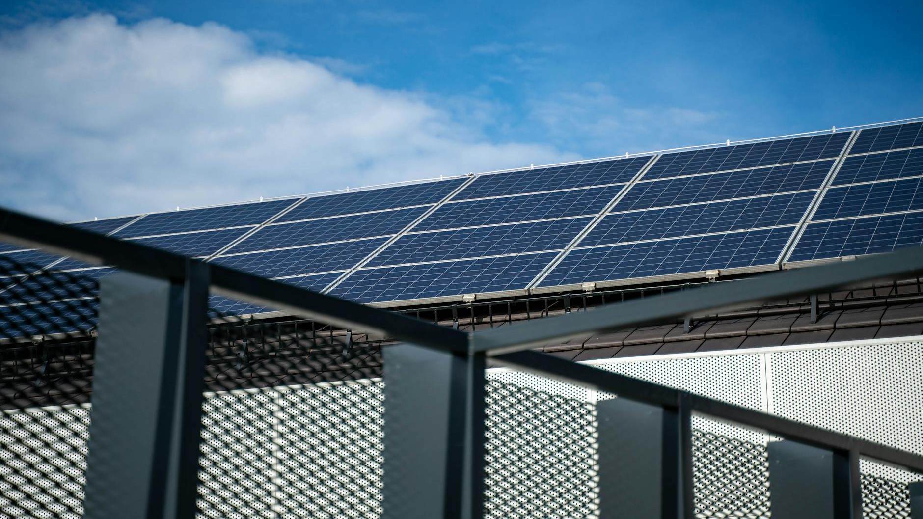 J'ai refusé le compteur gratuit de Fluvius pour mes panneaux solaires : quand j'ai vu ma facture d'injection, j'ai compris...