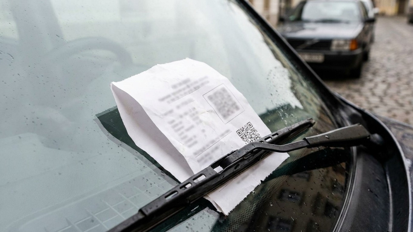 « Je pensais avoir reçu une vraie redevance de stationnement » : pourquoi ce papier sous l'essuie-glace est un piège que p...