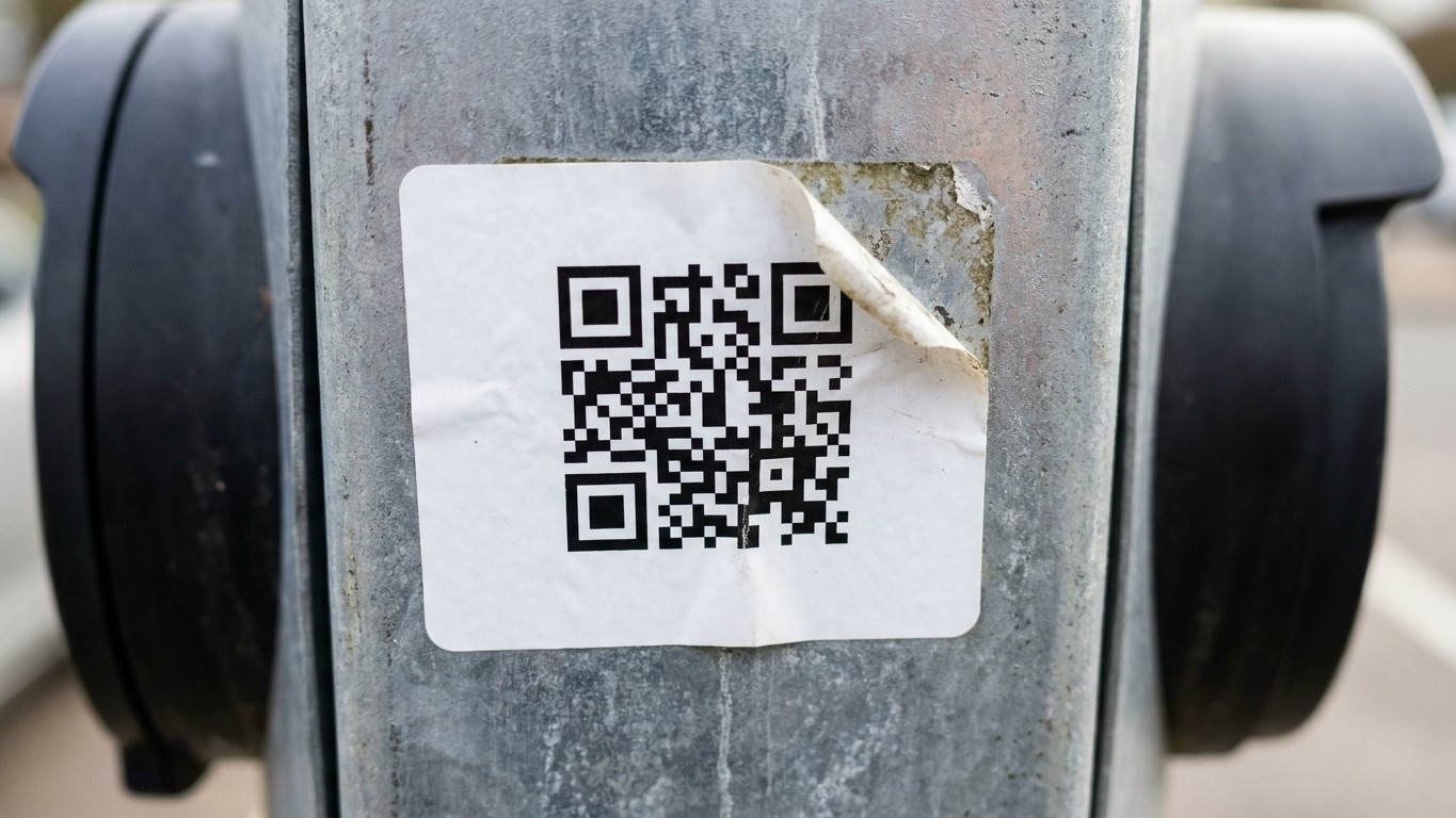 « Je pensais payer l’opérateur » : pourquoi le QR code collé sur les bornes de recharge belges n’envoie pas votre argent o...