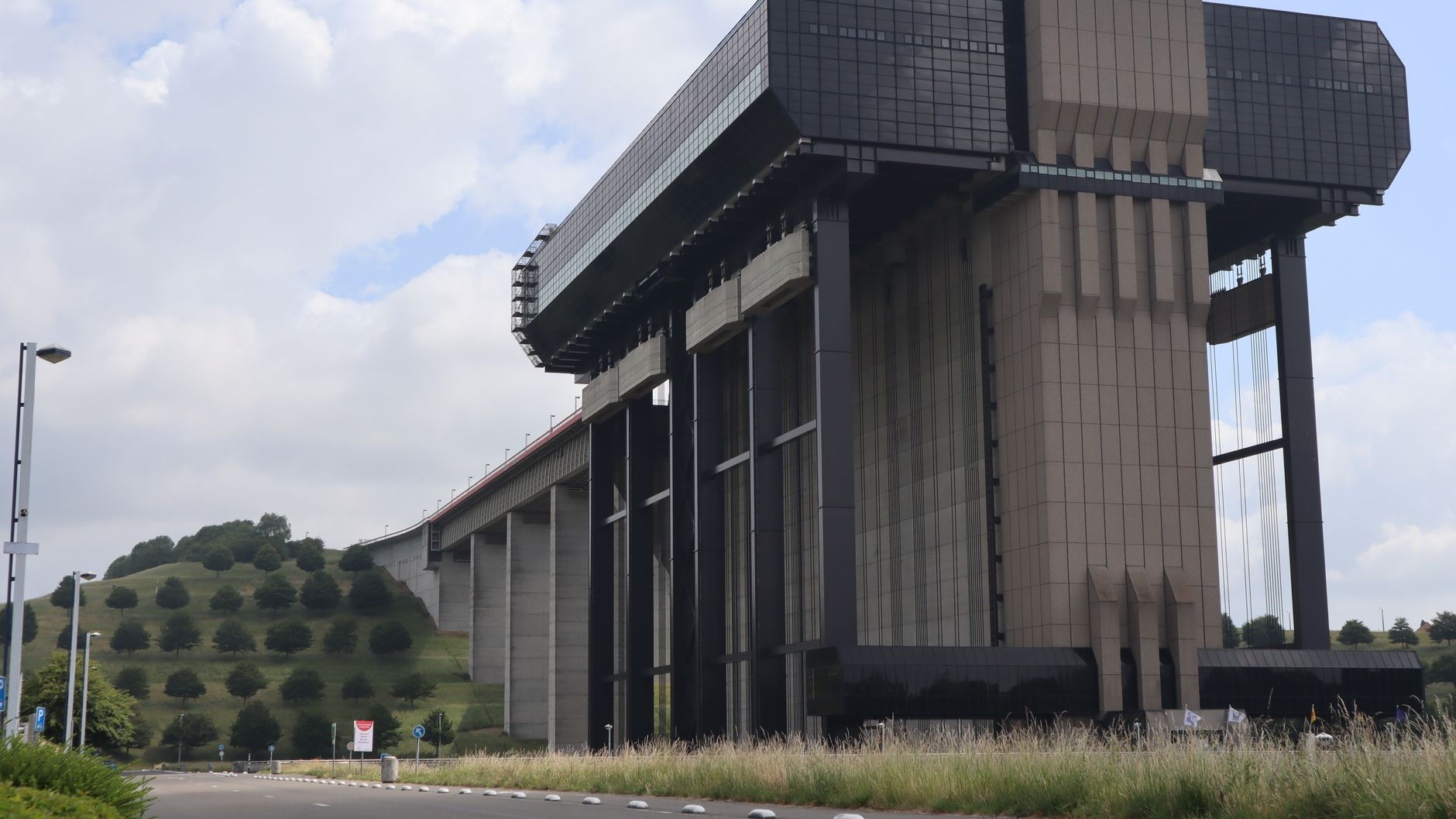 Sous les plaines wallonnes se dresse un colosse de béton de 220 000 tonnes capable de hisser des péniches de 73 mètres en ...