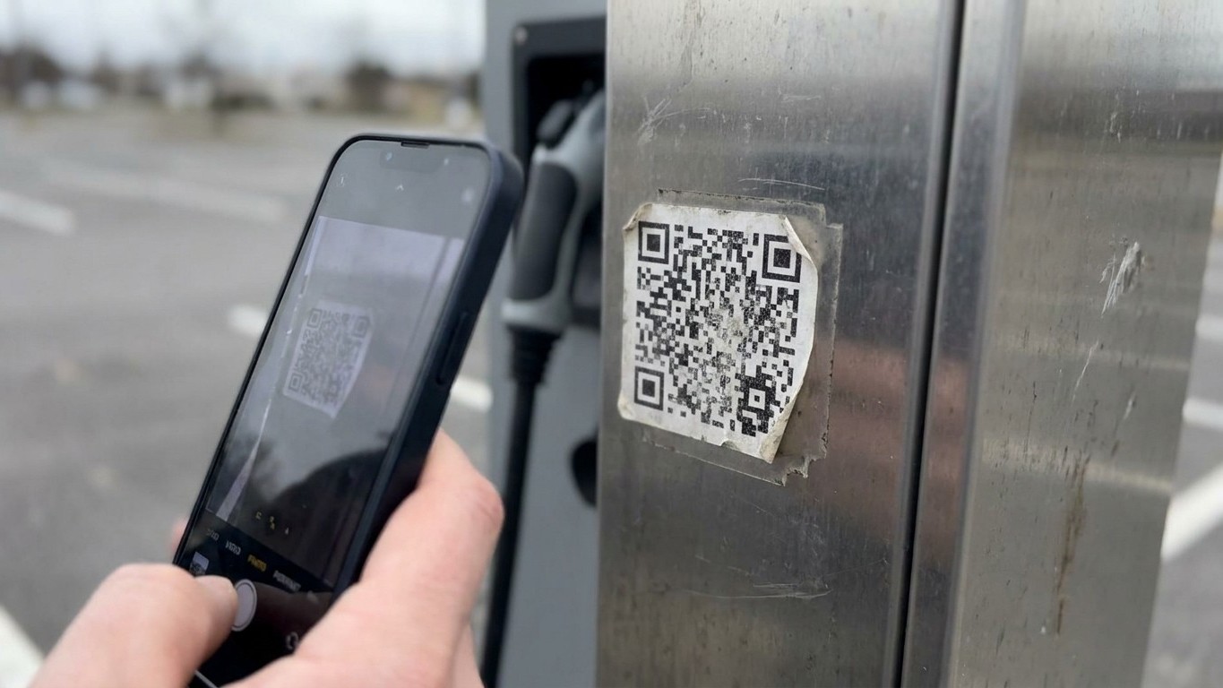 On s'obstine tous à scanner le QR code de la borne pour lancer la recharge sans sortir le badge : ce réflexe d'une seconde...