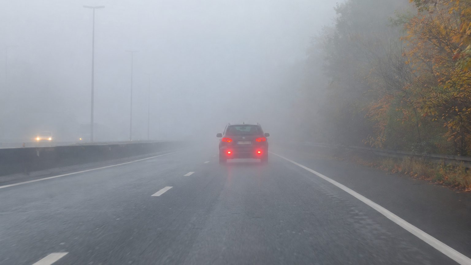 On s'obstine tous à allumer l'antibrouillard arrière dès la première brume d'automne en pensant bien faire : en Belgique, ...