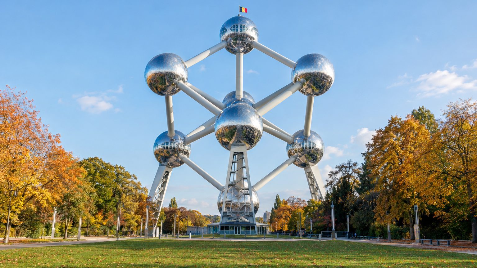 Pourquoi l'Atomium a 9 boules : le cristal de fer de l'Expo 58 et ce que chaque sphère représente