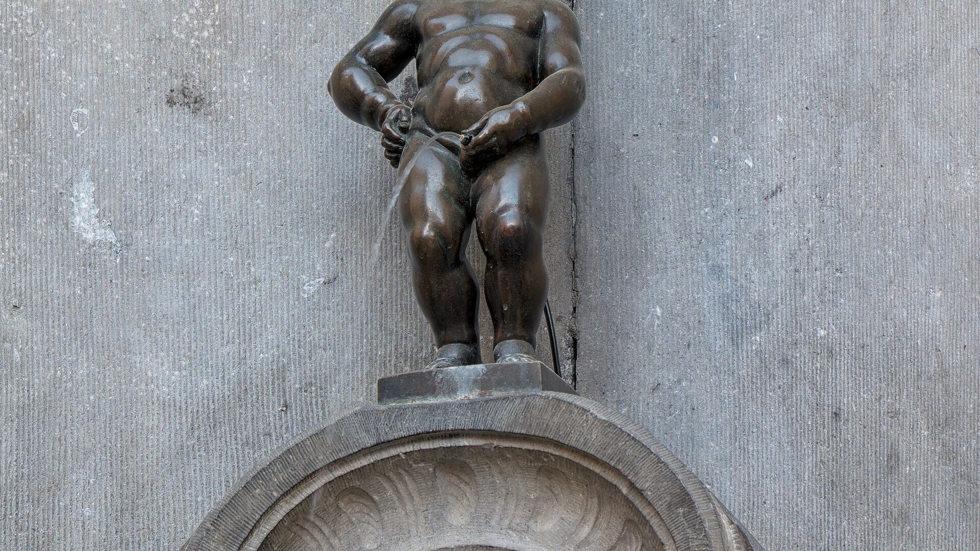 Pourquoi Manneken-Pis est habillé : origine de la tradition, calendrier des costumes et lieu où ils sont gardés